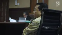 Terdakwa dugaan korupsi proyek e-KTP, Setya Novanto menjawab pertanyaan saat menjadi saksi pada sidang lanjutan di Pengadilan Tipikor, Jakarta, Kamis (22/3). Sidang mendengar kesaksian terdakwa. (Liputan6.com/Helmi Fithriansyah)