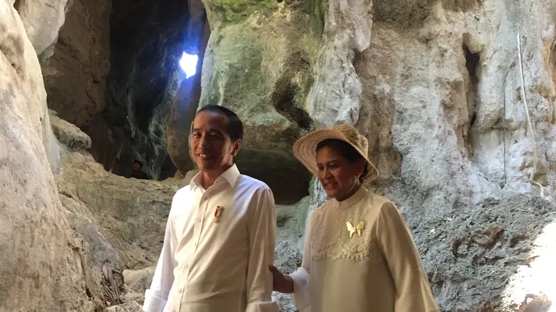 Jokowi dan Iriana Menyusuri Batu Terjal di Goa Batu Cermin