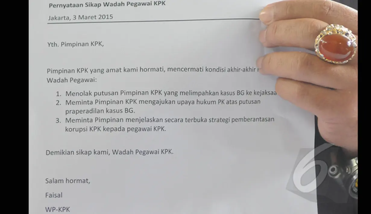 Pegawai KPK menunjukan kertas berisi pernyataan sikap atas putusan pimpinan KPK yang melimpahkan kasus Komjen Pol Budi Gunawan ke Kejaksaan Agung di halaman gedung KPK, Jakarta, Selasa (3/3/2015). (Liputan6.com/Herman Zakharia)
