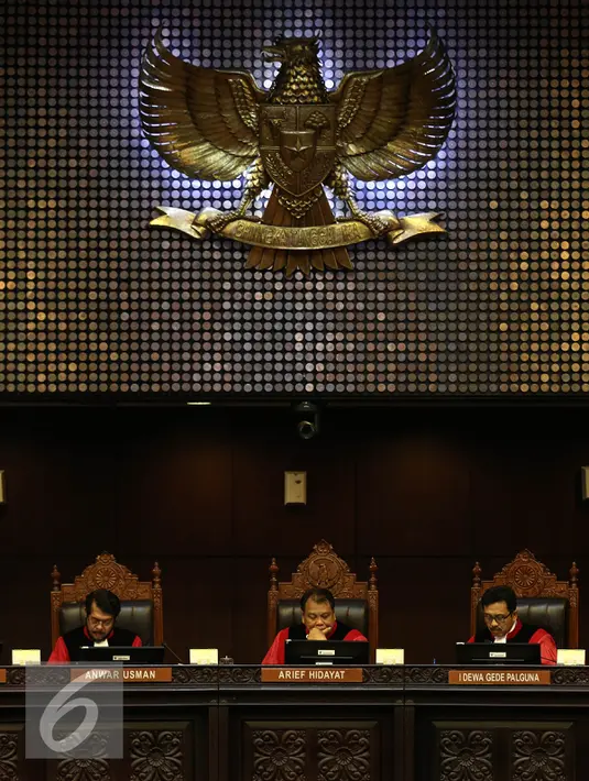 Hakim konstitusi Arief Hidayat menerima permohonan pemohon sebagian sepanjang tidak dimaknai khususnya frasa informasi elektronik dan atau dokumen elektronik sebagai alat bukti penegakan hukum, Jakarta, Rabu (7/9). (Liputan6.com/Faizal Fanani)
