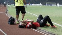 Gunawan mendapat perawatan setelah saat mengalami cedera melawan Bali United pada laga Liga 1 2017 pekan ketujuh di Stadion Patriot, Bekasi, Minggu (21/5/2017). (Bola.com/Nicklas Hanoatubun)