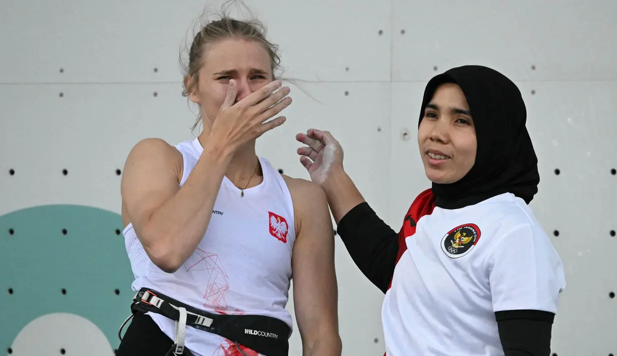 Rajiah Sallsabillah sedikit terpeleset dan harus mengakui keunggulan pemanjat Polandia, Aleksandra Kalucka. (Fabrice COFFRINI/AFP)