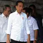 Presiden Republik Indonesia Joko Widodo atau Jokowi meninjau Gudang Bulog DKI Jakarta saat peluncuran program Bantuan Pangan Cadangan Beras Pemerintah, Jakarta, Senin (11/9/2023). Lewat program ini, pemerintah akan mendistribusikan beras medium gratis kepada 21,3 juta keluarga penerima manfaat (KPM) selama tiga bulan, mulai September-November 2023. (merdeka.com/Imam Buhori)