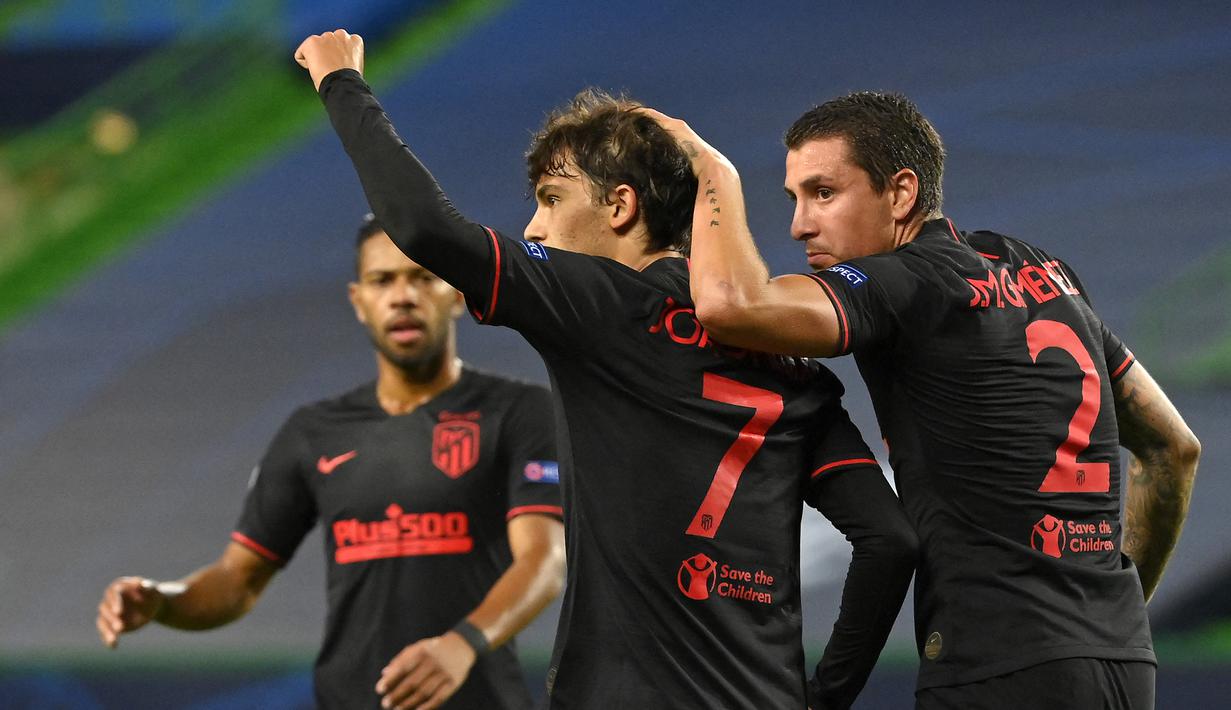 Joao Felix. Striker Atletico Madrid berusia 21 tahun ini langsung mengenakan jersey nomor punggung 7 di awal kedtangannnya pada 2019/2020. Ia mewarisinya dari Antoine Griezmann yang hijrah ke Barcelona. Saat Griezmann kembali musim ini, nomor 7 tetap jadi milik Joao Felix. (Foto: AFP/Lluis Gene)