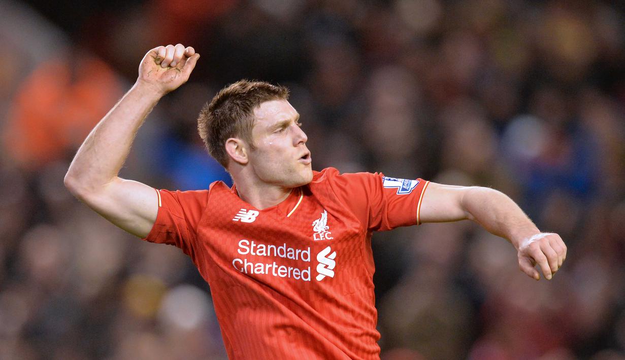 Pemain Liverpool,  James Milner mencetak satu gol saat timnya mengalahkan Manchester City pada lanjutan Liga Inggris di Stadion Anfield, Kamis (3/3/2016).  (AFP / Paul Ellis )