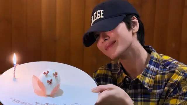 Jauh dari Kesan Girly, Song Hye Kyo Hadir dengan Gaya Semi Maskulin Saat Dinner Akhir Tahun