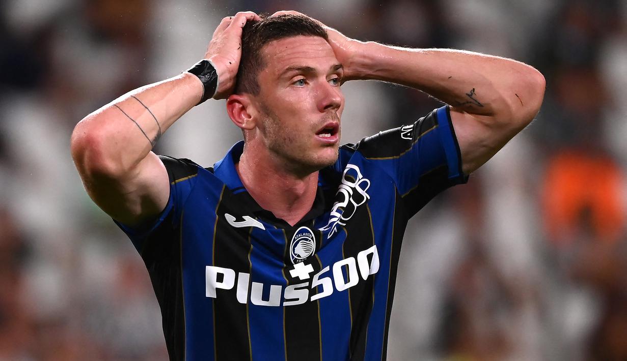 Robin Gosens. Gelandang Jerman berusia 27 tahun ini dipinjamkan Atalanta ke Inter Milan hingga akhir musim 2021/2022 pada 27 Januari 2022 lalu. Inter memiliki opsi untuk mempermanenkannya di akhir musim dengan banderol senilai 25 juta euro. (AFP/Marco Bertorello)