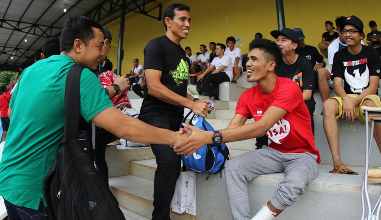 Mantan pemain Timnas Indonesia, Gendut Doni (kiri) dan Bima Sakti, turut hadir memberikan dukungan kepada Alfin Tuasalamony yang mengalami cedera kaki kiri dalam laga amal Trofeo Charity Match. (Bola.com/Arief Bagus)