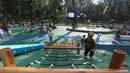 Kehadiran taman terpadu seperti ini diharapkan dapat memperkuat kualitas lingkungan sekaligus meningkatkan kenyamanan hidup warga. Tampak dalam foto, warga menikmati suasana serta fasilitas di Taman Bendera Pusaka, Kebayoran Baru, Jakarta, Rabu (1/4/2026). (merdeka.com/Arie Basuki)