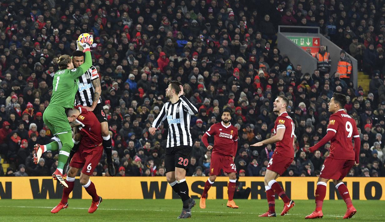 Kiper Liverpool, Loris Karius mengamankan bola dari kejaran pemain Newcastle United pada lanjutan Premier League di Anfield, Liverpool, (3/3/2018). Liverpool menang 2-0. (Anthony Devlin/PA via AP)