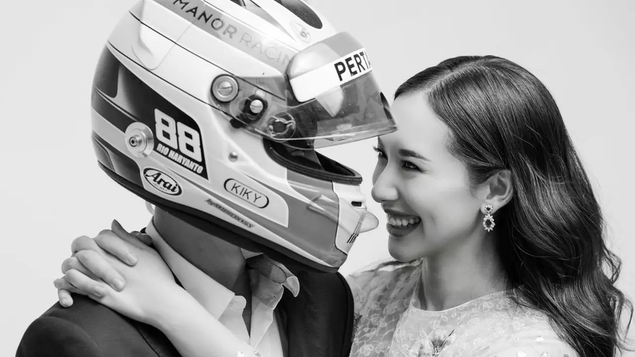 Potret Prewedding Rio Haryanto dan Athina, Romantis dengan Sentuhan Ikonis Helm Balap
