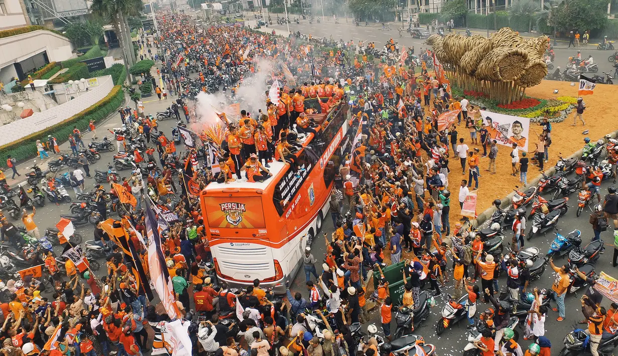 Foto udara suporter Persija Jakarta, The Jakmania, tumpah ruah saat konvoi merayakan gelar Piala Liga 1 musim 2018 di Bundaran HI, Jakarta, Sabtu (15/12). Persija berhasil juara Liga 1 usai mengalahkan Mitra Kukar. (Bola.com/Muhammad Husni)