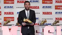 Striker Barcelona, Lionel Messi, memegang trofi Sepatu Emas Eropa di Antiga Fabrica Estrella Damm, Barcelona, Selasa, (18/12/2018). Messi berhak atas penghargaan itu berkat koleksi 34 gol dari 36 pertandingan. (AFP/Lluis Gene)