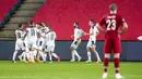 Pemain Serbia merayakan gol yang dicetak Sergej Milinkovic-Savic ke gawang Norwegia pada laga semi final playoff Euro 2020 di Ullevaal Stadion, Jumat (9/10/2020) dini hari WIB. Serbia menang 2-1 atas Norwegia. (AFPStian Lysberg Solum/NTB)