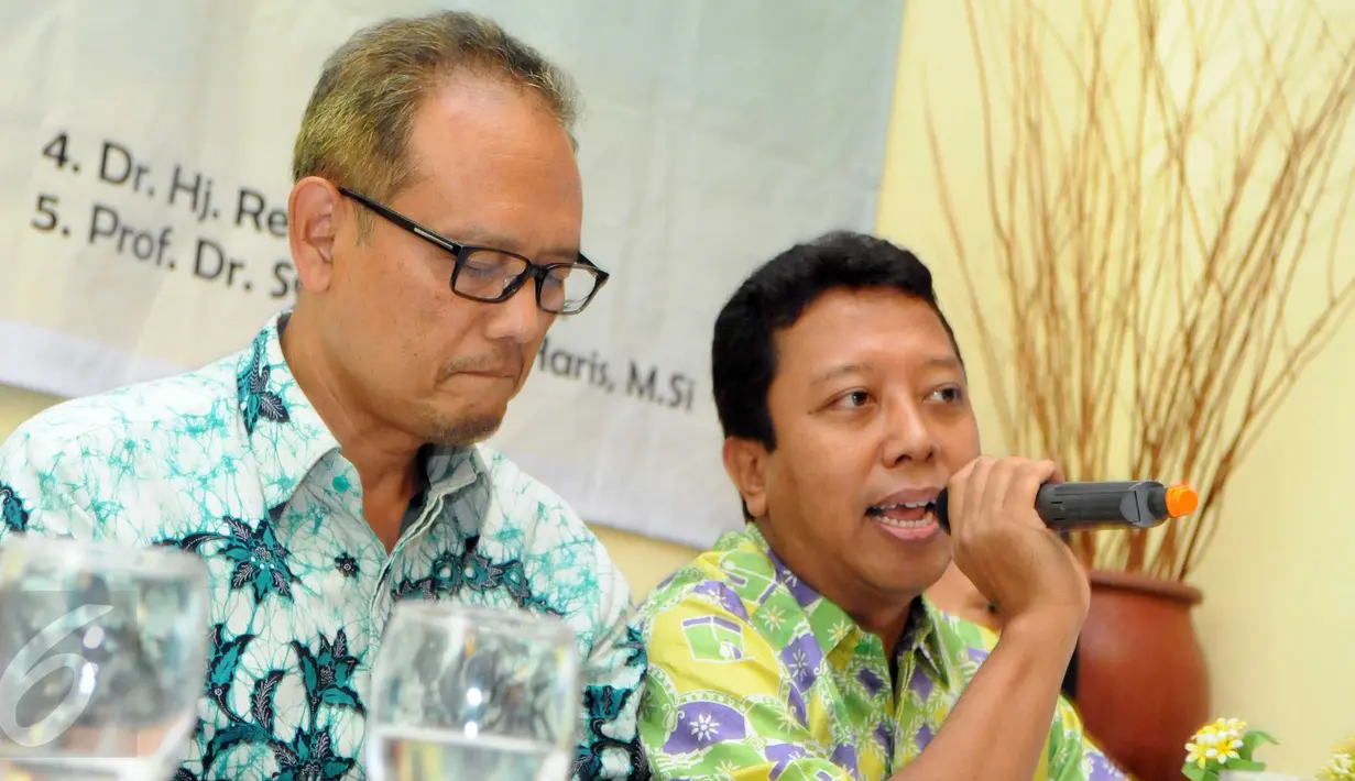 Ketum Partai Persatuan Pembangunan (PPP) Hasil Muktamar Surabaya, Romahurmuziy (kanan) didampingi Sekjen PPP Aunur Rofiq menyampaikan paparan Refleksi Akhir Tahun PPP di Jakarta, Selasa (29/12). (Liputan6.com/Helmi Afandi)