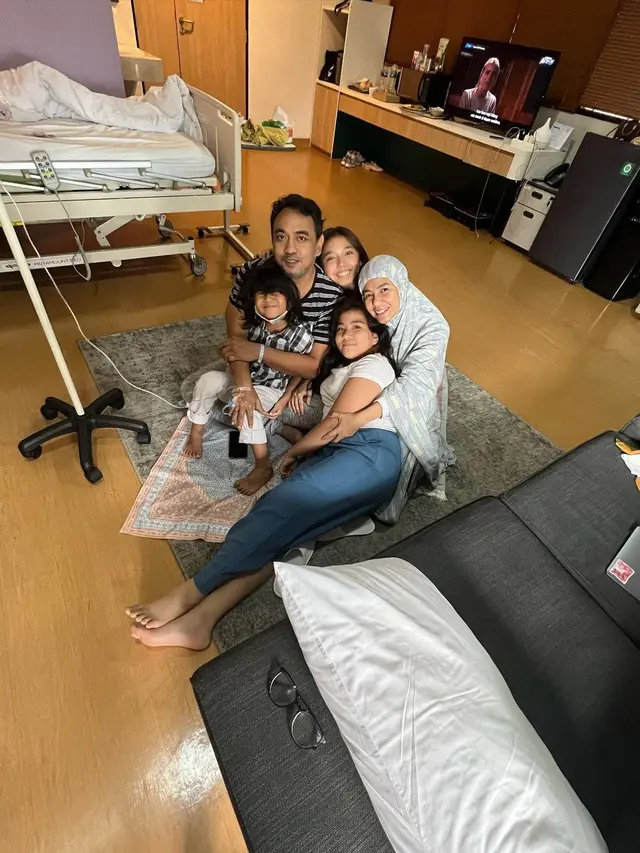 Bebi Romeo di rumah sakit ditemani istri dan anak-anaknya. (Foto: Dok. Instagram @meisya__siregar)