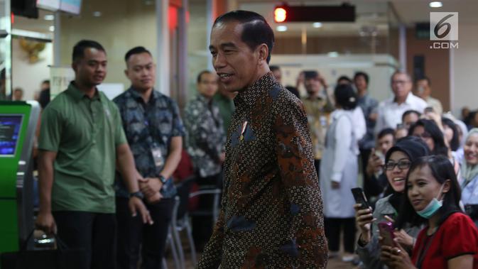 Presiden Joko Widodo meninjau layanan konsultasi Online Single Submission (OSS) BKPM di PTSP BKPM, Jakarta, Senin (14/1). Peninjauan ini untuk mengecek langsung bagaimana praktik sistem OSS yang sudah diterapkan pemerintah. (Liputan6.com/Angga Yuniar)