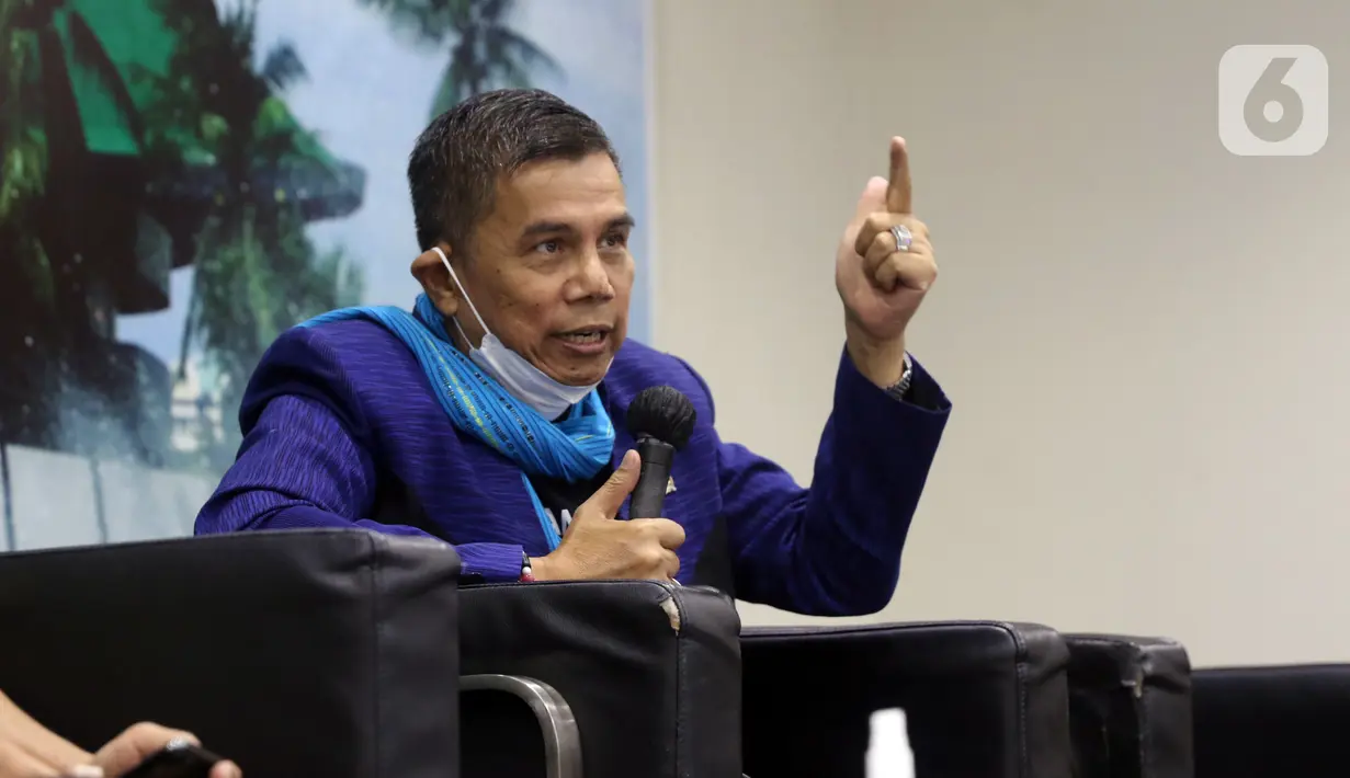 Anggota Komisi III DPR F-Demokrat Hinca IP Pandjaitan saat menjadi pembicara dalam diskusi forum legislasi di Jakarta, Selasa (13/4/2021). Diskusi membahas RUU Kejaksaan, Komitmen DPR Perkuat Kinerja Korps Adhyaksa. (Liputan6.com/Angga Yuniar)