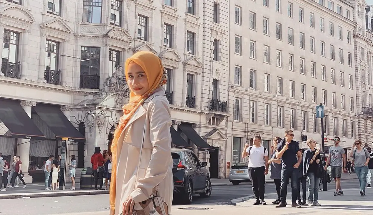 Dalam balutan hijab berwarna mustard, Prilly tampak sangat semakin cantik. Web series 'Negeri 5 Menara' yang dibintangi Prilly ini mengambil lokasi di London, United Kingdom. Bahkan Prilly tampak bangga berjalan di keramaian kota London dengan menggunakan hijab.(Liputan6.com/IG/@prillylatuconsina96)
