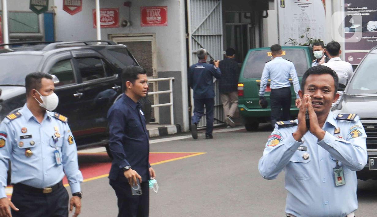 Petugas Lembaga Pemasyarakatan (Lapas) berjaga di depan gerbang untuk pengamanan pemindahan terpidana kasus pembunuhan berencana terhadap Nofriyansyah Yosua Hutabarat di Lapas Kelas II A Salemba, Jakarta, Senin (27/2/2023). Pemindahan Bharada Eliezer dalam rangka menjalani eksekusi atas putusan Majelis Hakim Pengadilan Negeri Jakarta Selatan dengan pidana penjara selama satu tahun enam bulan. (Liputan6.com/Herman Zakharia)