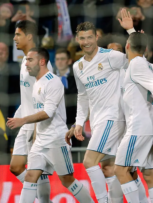 Cristiano Ronaldo merayakan gol bersama rekan setimnya saat melawan Girona dalam pertandingan La Liga Spanyol di stadion Santiago Bernabeu di Madrid (18/3). Kemenangan ini memantapkan Real Madrid di posisi ketiga dengan 60 poin. (AP Photo / Paul White)
