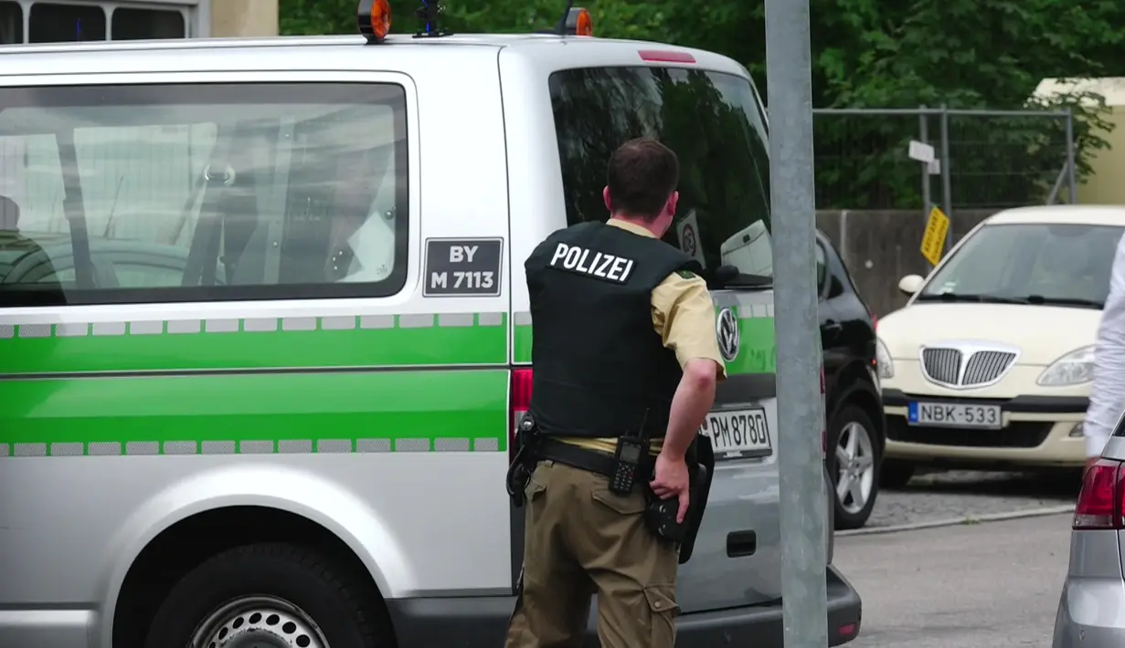Polisi berjaga di luar pusat perbelanjaan Olympia di Munich, Jerman (22/7). Kepolisian menyatakan penembakan di pusat perbelanjaan tersebut dilakukan oleh seorang remaja blasteran Jerman-Iran berusia 18 tahun. (dedinac/Marc Mueller/REUTERS)