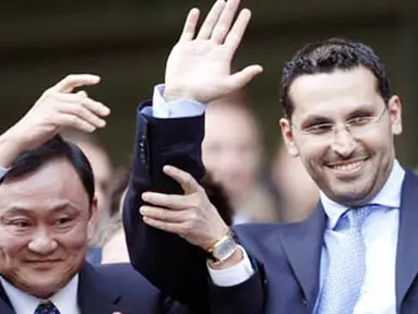 Manchester City&#039;s Thai owner Thaksin Shinawatra (L) holds up the hand of new chairman designate Khaldoon Al Mubarak before their EPL football match at The City of Manchester Stadium in Manchester on September 21, 2008. AFP PHOTO/PAUL ELLIS