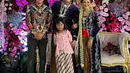 Pernikahan Nopek Novian dan Yulia digelar dengan mengusung adat Jawa. Begitu juga saat resepsi pernikahan. Kedua pengantin tampil dengan adat Jawa. Robby Maulids, konten kreator yang viral dengan video parodi di TikTok juga diundang di acara tersebut. [Instagram/robbymaulids]