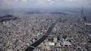 Foto udara ini memperlihatkan sungai Sumida dan cakrawala kota di Tokyo menjelang Olimpiade Tokyo 2020 pada 19 Juli 2021. Dengan mempertimbangkan penyebaran virus COVID-19, pelaksanaan Olimpiade Musim Panas 2020 diadakan tanpa kehadiran penonton atau penggemar. (Behrouz MEHRI/AFP)