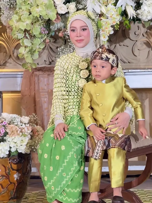 Lesti Kejora saat siraman Tujuh Bulanan. [@ayungberinda]