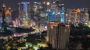 Sebagai informasi, rencana pemasangan serta pemantauan terintegrasi lewat CCTV ini juga akan menjangkau hingga seluruh wilayah kelurahan serta kawasan permukiman yang ada di Jakarta. Tampak foto udara memperlihatkan suasana malam gedung-gedung bertingkat di kawasan Sudirman, Jakarta, Selasa (7/4/2026). (merdeka.com/Arie Basuki)
