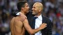 Zidane memeluk Ronaldo usai meraih trofi Liga Champions di San Siro Stadium, Milan, (28/5/2016). Zinedine mundur sebagai pelatih Madrid 31 Mei 2018. (AFP/Gerard Julien)