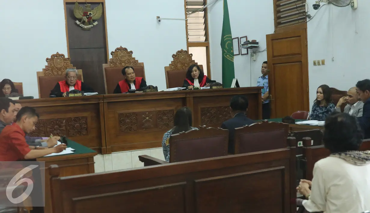 Suasana sidang perceraian Cathy Sharon dan  Eka Kusuma di Pengadilan Negeri Jakarta Selatan, Senin (7/3/2016). Cathy dan Eka menikah pada April 2012 dan dikarunia dua orang anak. (Liputan6.com/Herman Zakharia)