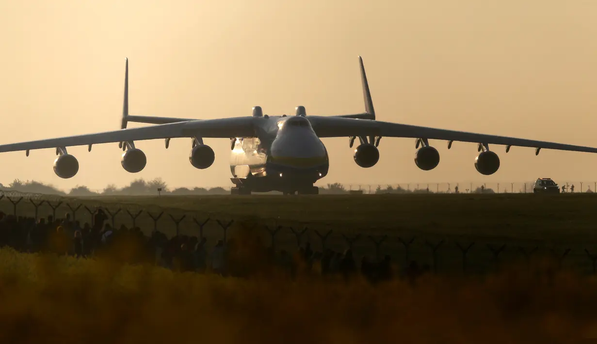 Pesawat buatan Rusia, Antonov An-225 Mriya melakukan penerbangan komersial pertamanya dari Vaclav Havel Airport, Praha ke Perth, di Republik Ceko, Kamis (12/5). Pesawat berjenis kargo itu merupakan pesawat angkut terbesar di dunia. (REUTERS/David W Cerny)