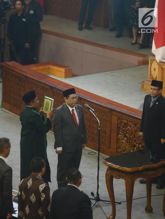 Politisi PDI-P, Utut Adianto saat sumpah jabatan pelantikan penambahan wakil ketua DPR di komplek Parlemen DPR/MPR, Jakarta, Selasa (20/3). Massa sisa Wakil ketua DPR periode 2014-2019 diisi oleh Utut Adianto. (Merdeka.com/Imam Buhori)