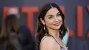 Ana de Armas berpose saat menghadiri pemutaran perdana film The Grey Man di TCL Chinese Theatre, Los Angeles, Amerika Serikat, 13 Juli 2022. Ana de Armas tampil cantik mengenakan koleksi Louis Vuitton yang mengkilap. (AP Photo/Chris Pizzello)