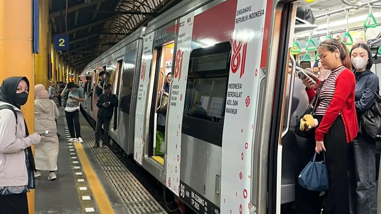 Suasana perjalanan KRL Commuter Line lintas Bogor yang tertahan di Stasiun Gondangdia.