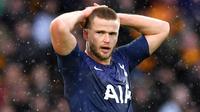 Eric Dier terlihat terburu-buru meninggalkan lapangan ketika berlangsungnya pertandingan antara Tottenham Hotspurs melawan Chelsea ketika Piala Carabao tahun lalu. Diketahui bahwa dirinya tak kuat menahan kencing walapaun timnya sedang diserang. (Foto: AFP/Paul Ellis)