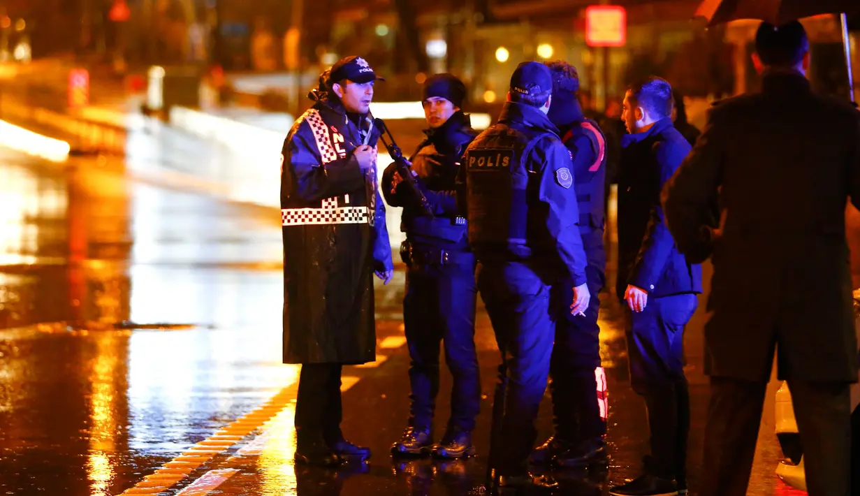 Petugas keamanan berjaga disekitar lokasi terjadinya penembakan di Istanbul, Turki (1/1). Akibat aksi penembakan brutal tersebut, 35 orang dilaporkan tewas sementara 40 lainnya terluka. (Reuters/Osman Orsal) 