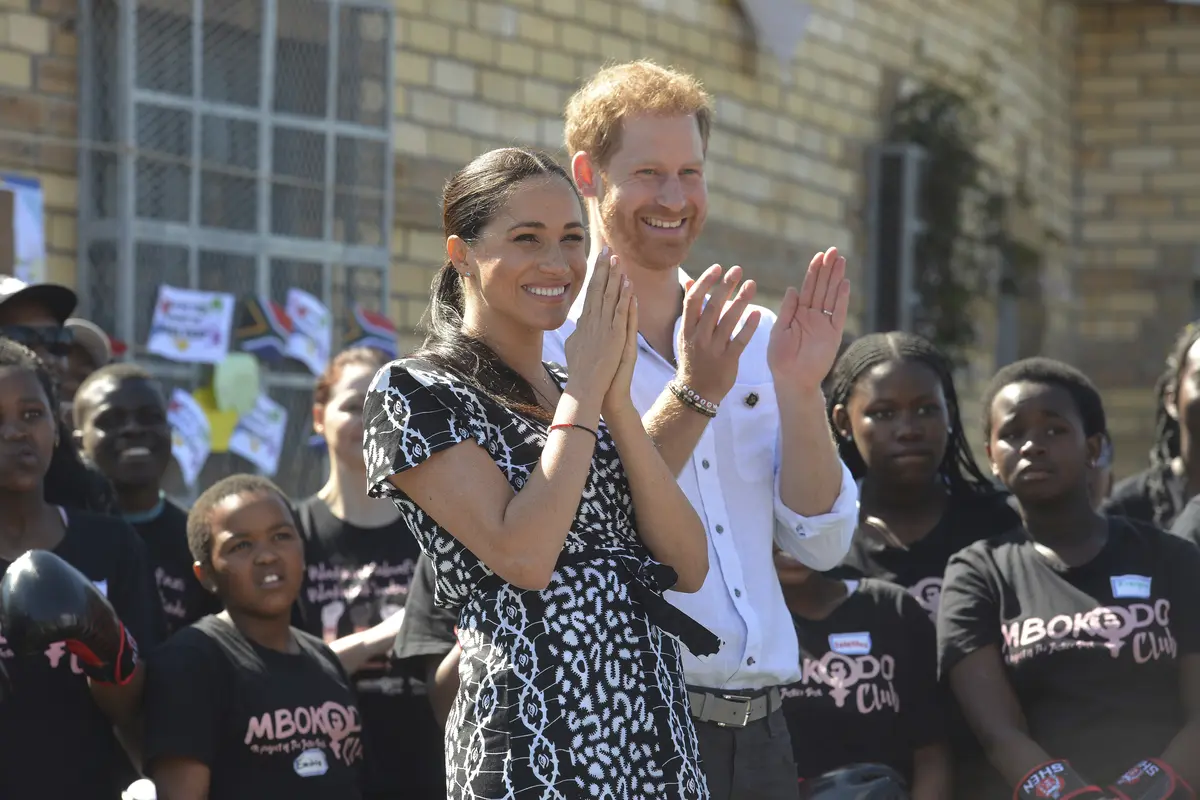 Meghan Markle dan Pangeran Harry dalam lawatan ke Afrika  (Courtney Africa / Africa News Agency via AP, Pool)