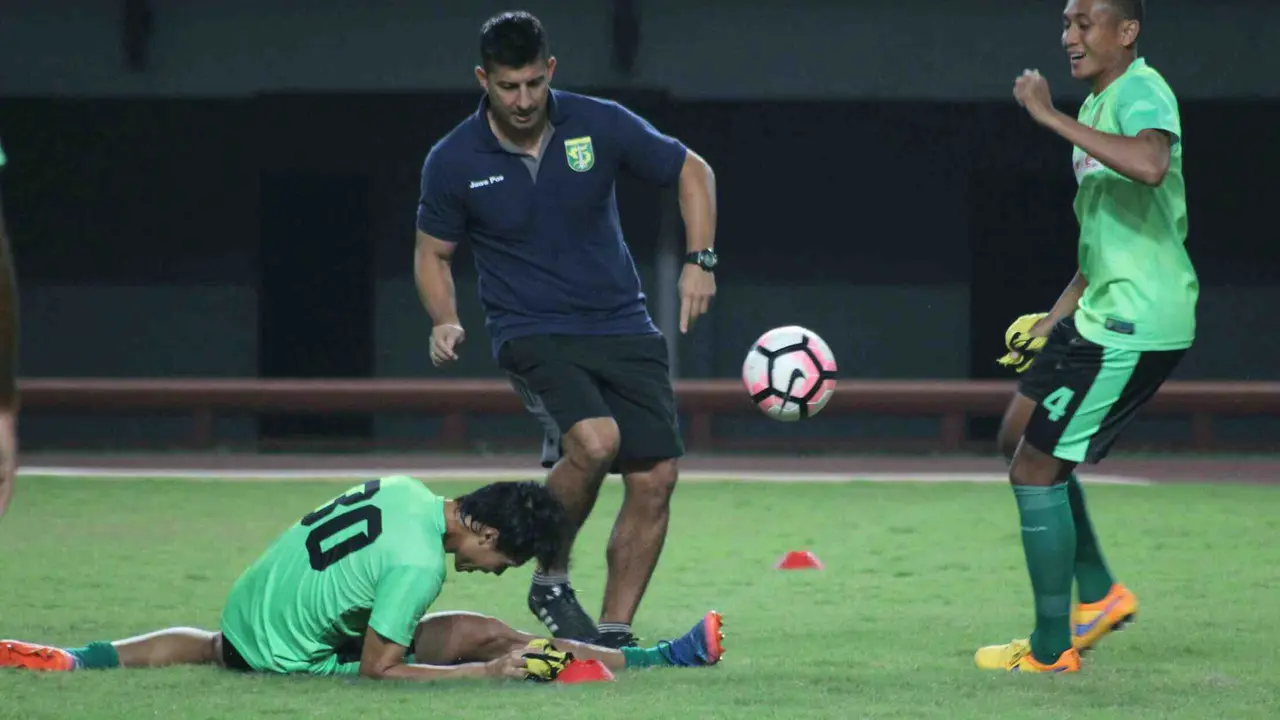 Pelatih Persebaya Surabaya, Angel Alfredo Vera (tengah), memimpin sesi latihan anak asuhnya. 