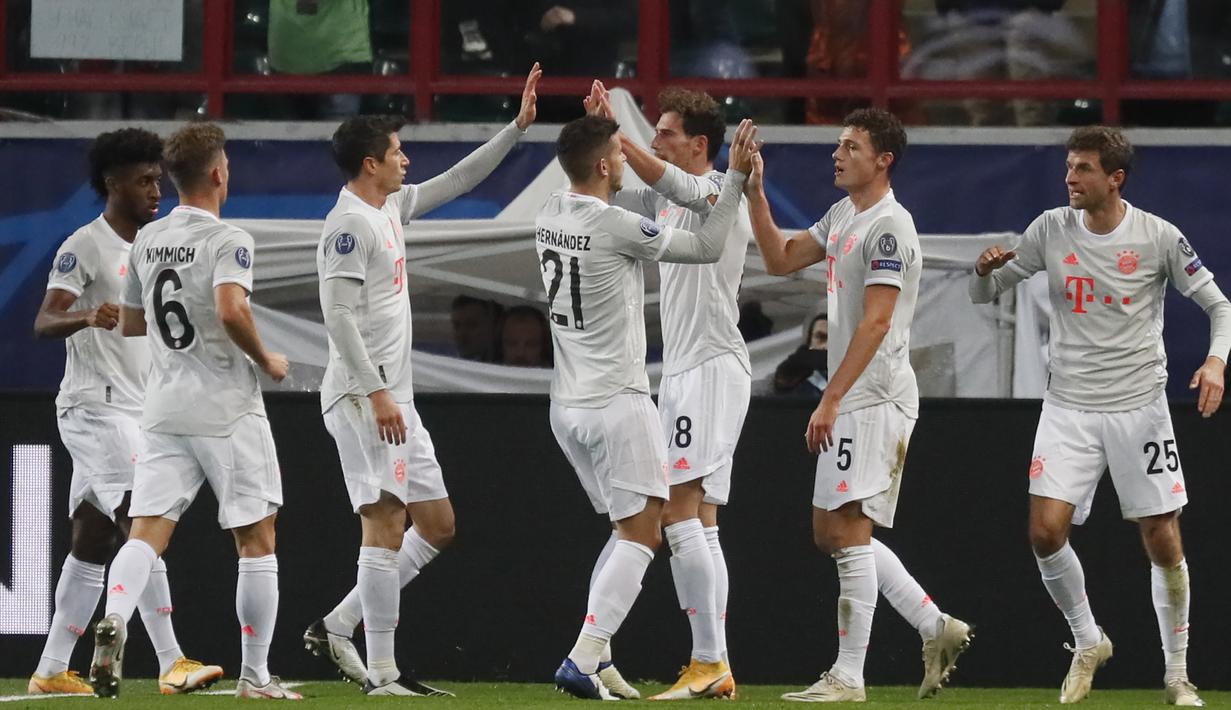 Pemain Bayern Munchen merayakan gol yang dicetak Leon Goretzka ke gawang Lokomotiv Moscow pada laga lanjutan Liga Champions 2020/2021 di RZD Arena, Rabu (28/10/2020) dini hari WIB. Bayern Munchen menang 2-1 atas Lokomotiv. (AFP/Maxim Shipenkov/pool)