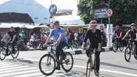 Presiden Jokowi bersepeda bersama Ketum Partai Demokrat Agus Harimurti Yushoyono (AHY) di Yogyakarta, Minggu (28/1/2024). Dalam kesempatan tersebut, AHY mendapat wejangan dari Jokowi terkait Pemilu damai. (Foto: Tim Media Partai Demokrat)