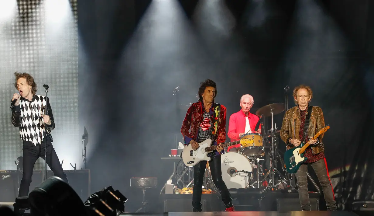 Penampilan Mick Jagger (kiri), Ronnie Wood (dua kiri), Charlie Watts (dua kanan), dan Keith Richards saat konser Rolling Stones dalam tur 'No Filter' di Soldier Field, Chicago, Amerika Serikat, Jumat (21/6/2019). Ini merupakan konser pertama Jagger setelah operasi jantung. (Kamil Krzaczynski/AFP)