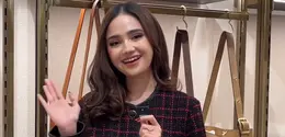 Syifa Hadju tampil dengan gaya chic mengenakan atasan Sculpted C Tweed Jacket warna maroon seharga sekitar Rp9,6 jutaan. [Dok. Kanmo]