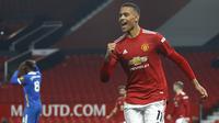 Penyerang Manchester United, Mason Greenwood, melakukan selebrasi usai mencetak gol ke gawang  Brighton and Hove Albion pada laga Liga Inggris di Stadion Old Trafford, Minggu (4/4/2021). MU menang dengan skor 2-1. (Phil Noble/Pool via AP)