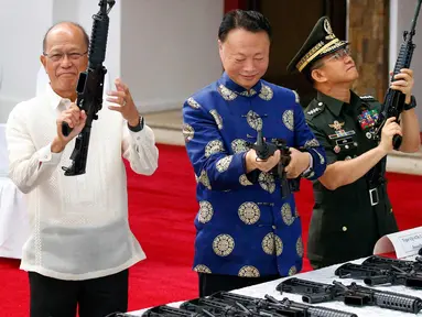 Menhan Filipina Delfin Lorenzana (kiri), Dubes China untuk Filipina Zhao Jianhua, Panglima  Filipina Jenderal Eduardo Ano memeriksa senapan serbu CQ-A5b pemberian China di Camp Aguinald, Manila, Filipina (5/10). (AP Photo/Bullit Marquez)
