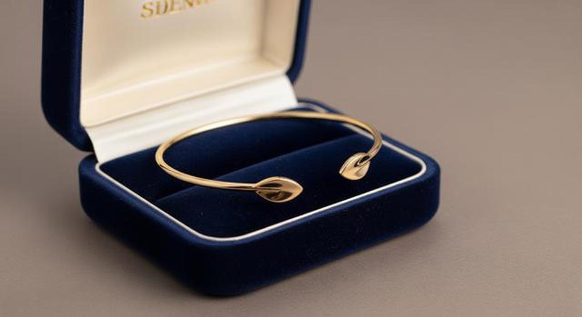 8 Tren Gelang Emas Bangle Tipis 2026 untuk Ibu Usia 50 Tahun yang Suka Tampilan Rapi, Mewah Elegan