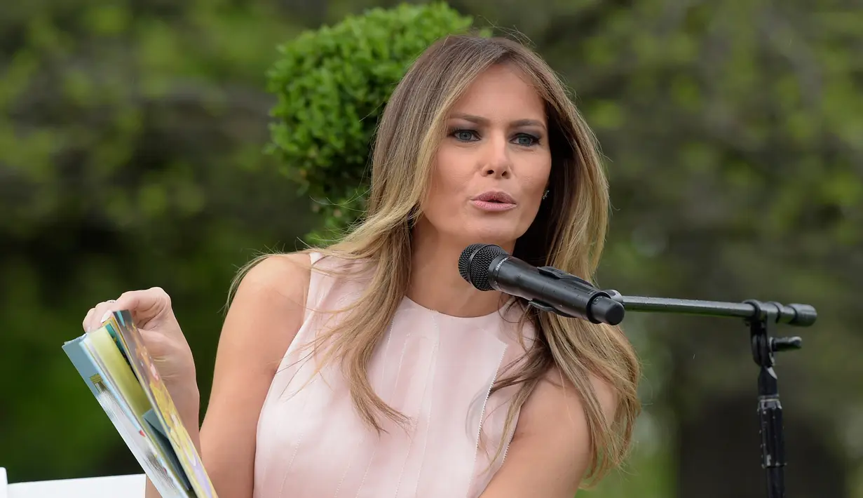 Melania Trump membacakan dongeng "Party Animals" pada anak-anak saat perayaan Paskah ke-139 di halaman selatan Gedung Putih, Washington, Senin (17/4). (AP Photo/Carolyn Kaster)