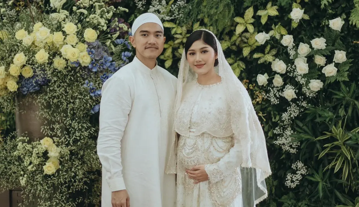 <p>Kaesang Pangarep dan Erina Gudono serta seluruh keluarga mengenakan busana berwarna putih dalam acara tasyakuran ini.</p>